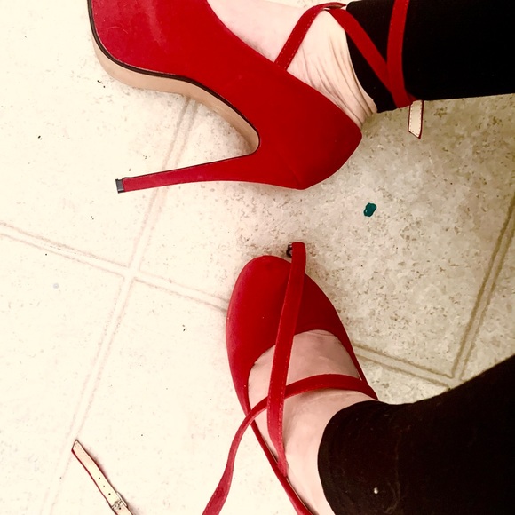 Woman’s heels - Picture 4 of 6